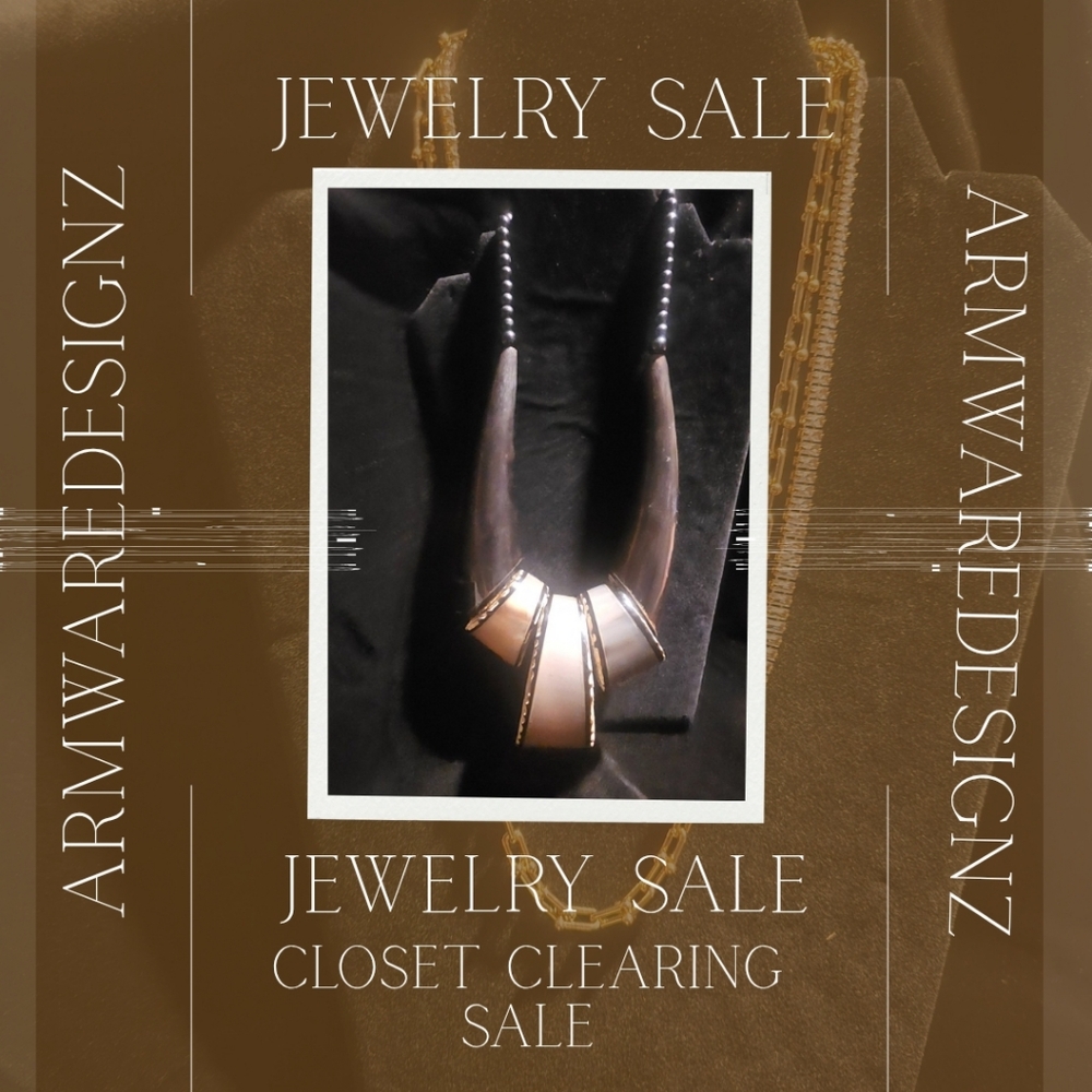 CLOSET CLEARING SALE ✨️ Wooden Bold Statement Necklace